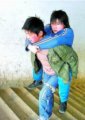 弟弟背姐走過10年求學路